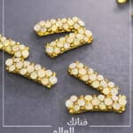 رقاقات ثلج لامعة باللون الأبيض
