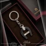 ميدالية AIGNER الفاخرة – تصميم حدوة الحصان بكريستالات سواروفسكي الأصلية