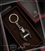 ميدالية AIGNER الفاخرة – تصميم حدوة الحصان بكريستالات سواروفسكي الأصلية